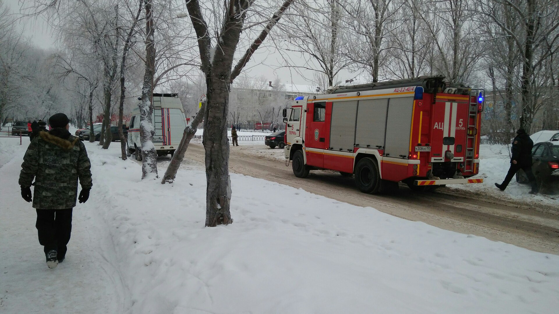 На месте работают спасатели, медики и полицейские