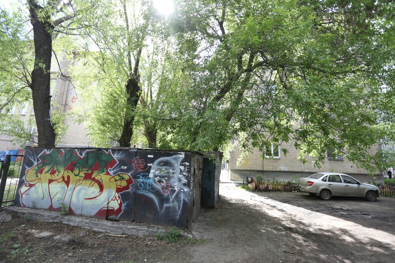 Детей обстреляли, когда они бегали по гаражам возле школы Детей обстреляли, когда они бегали по гаражам возле школы