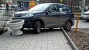 Ему так удобно: автохам припарковался на тротуаре в центре Ростова