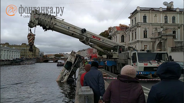 Санкт петербург прямой эфир. Фонтанка краны. Автокран в воде. Кран свалился в Фонтанку. Попадали Автокраны в воду.