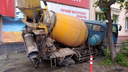 Провальный день: у магазина инструментов в Челябинске бетономешалка ушла под землю