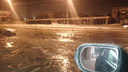 «Вся дорога полностью затоплена»: на Заводском шоссе прорвало трубу с водоснабжением