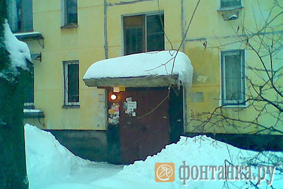 Этот козырек в похожем доме - еще один "претендент" на ЧП?
