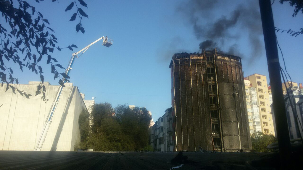Крыша отеля все еще горит