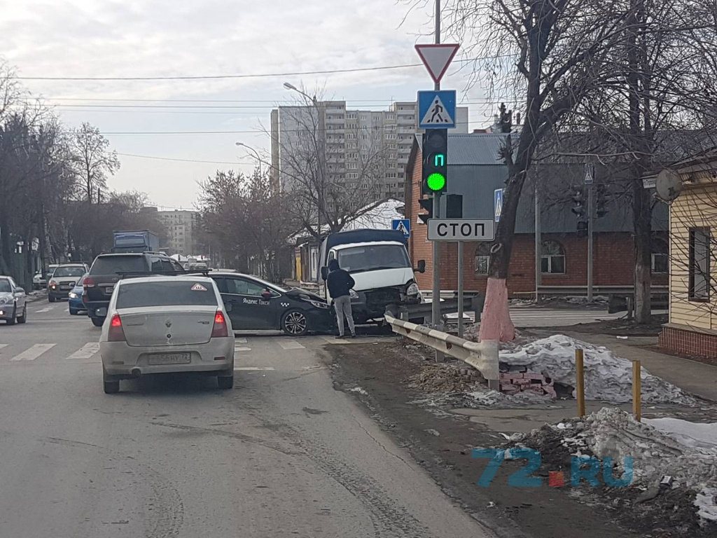 Дорожного затора рядом с местом аварии нет, можно не строить пути объезда Дорожного затора рядом с местом аварии нет, можно не строить пути объезда