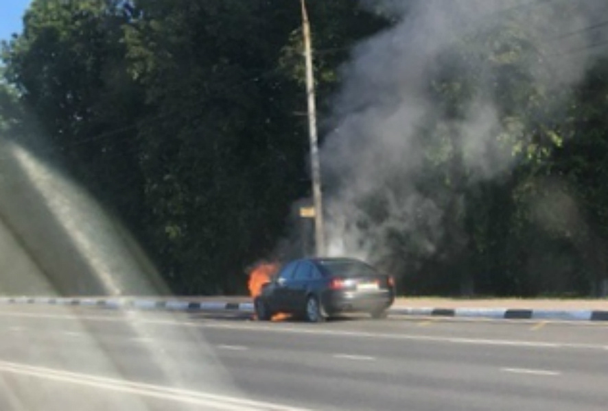 Машина загорелась возле педуниверситета