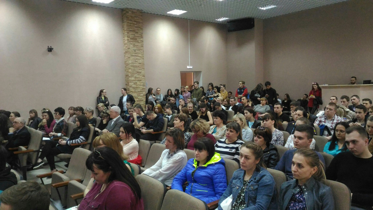 В вузе обучаются около 3500 студентов В вузе обучаются около 3500 студентов