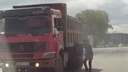 Таксист подрался с водителем грузовика на дороге в Челябинске
