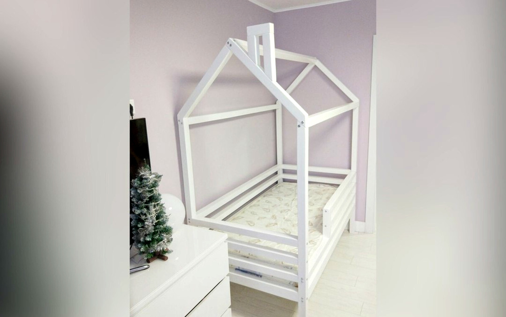 Лаконичный белоснежный домик готов. Это самая популярная модель кроватки, которая подойдёт и для девчонок, и для мальчишек