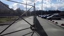Строителей наказали рублём за забор возле памятника Курчатову