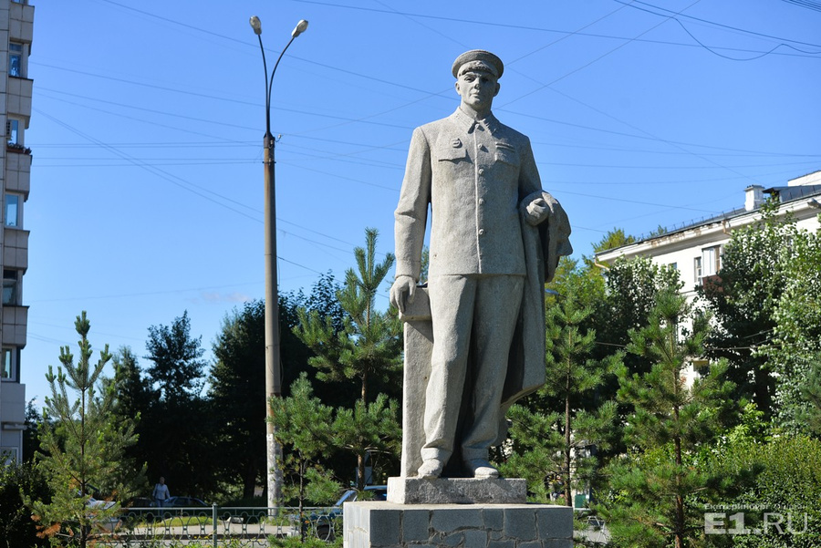На кителе есть ордена.