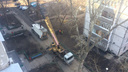 «Да там пропасть!»: в Тольятти мусоровоз провалился под асфальт