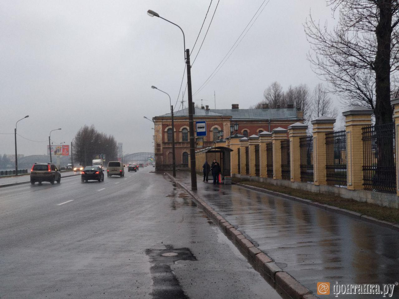 Дом 16. Предупреждающих знаков нет.