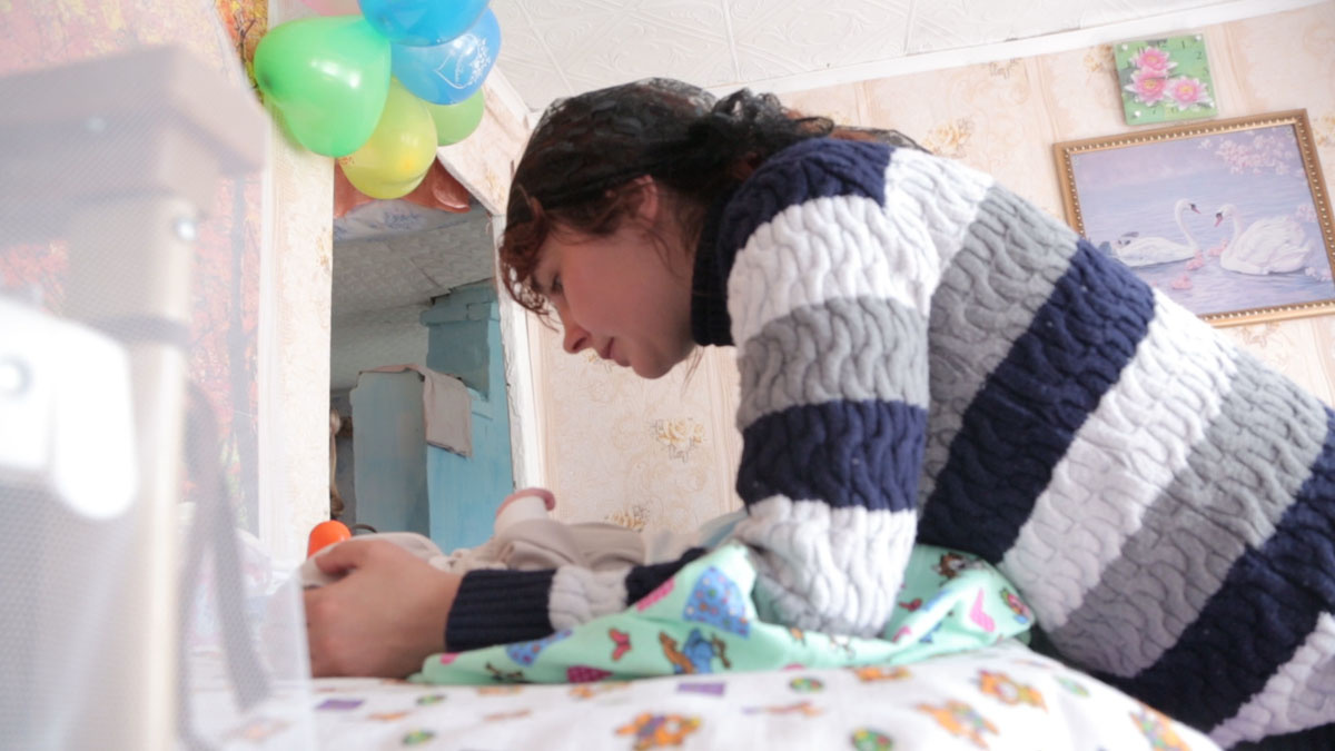 Родная сестра Натальи Ирина помогает семье управляться с малышом на первых порах