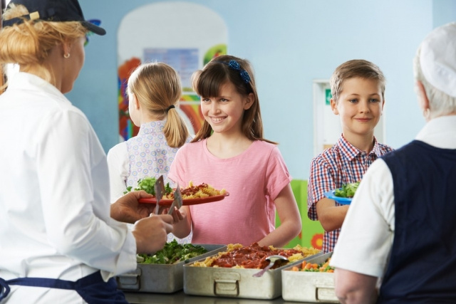 kids in lunch line