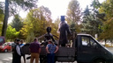 Другой Пушкин: в Батайск доставили новый памятник поэту взамен старого