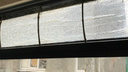 Скотч и ветки: ростовский водитель с помощью подручных материалов залатал окно в автобусе