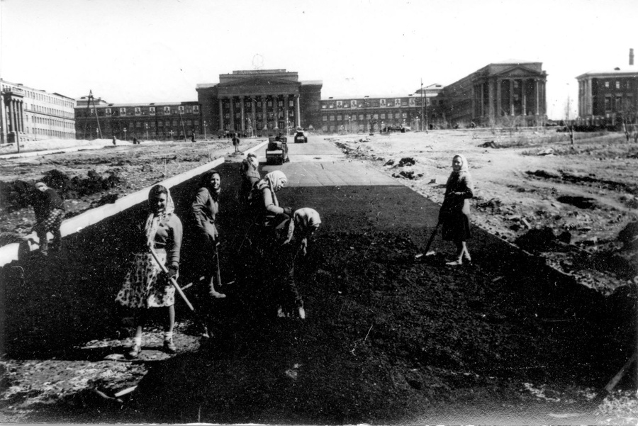 Улыбчивые свердловчанки с лопатами в руках позируют перед фотографом во время укладки асфальта. Улыбчивые свердловчанки с лопатами в руках позируют перед фотографом во время укладки асфальта.