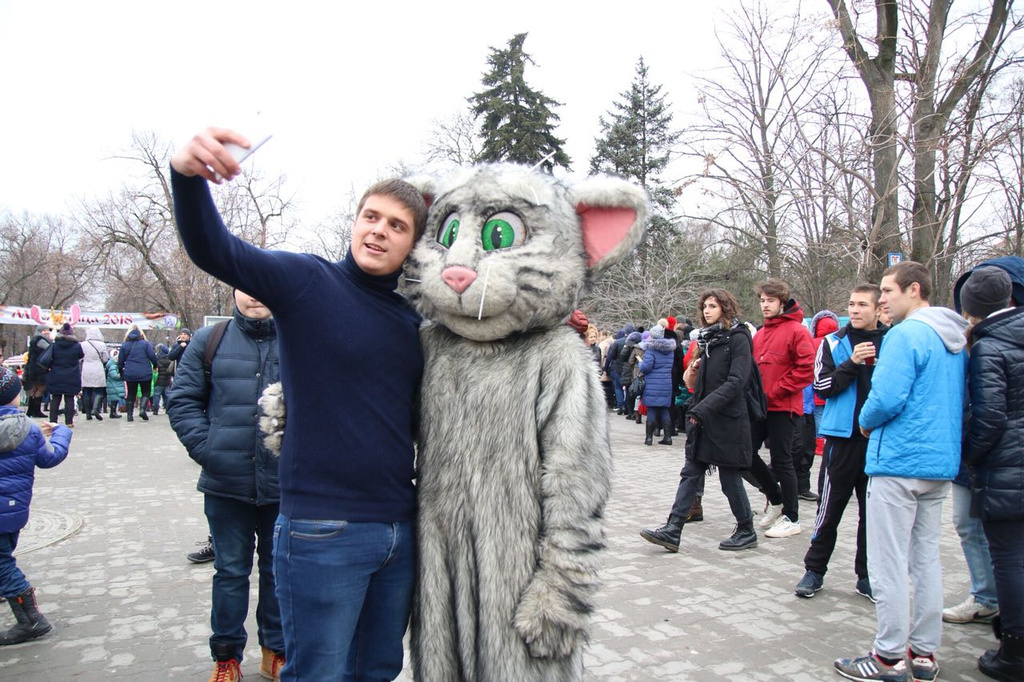 Ростовчане с удовольствием фотографировались  с аниматорами, один  из которых оделся в костюм кота из игры «Мой Том»
