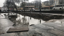 «Власти бездействуют»: глубокая яма на Станиславского после ливня превратилась в озеро