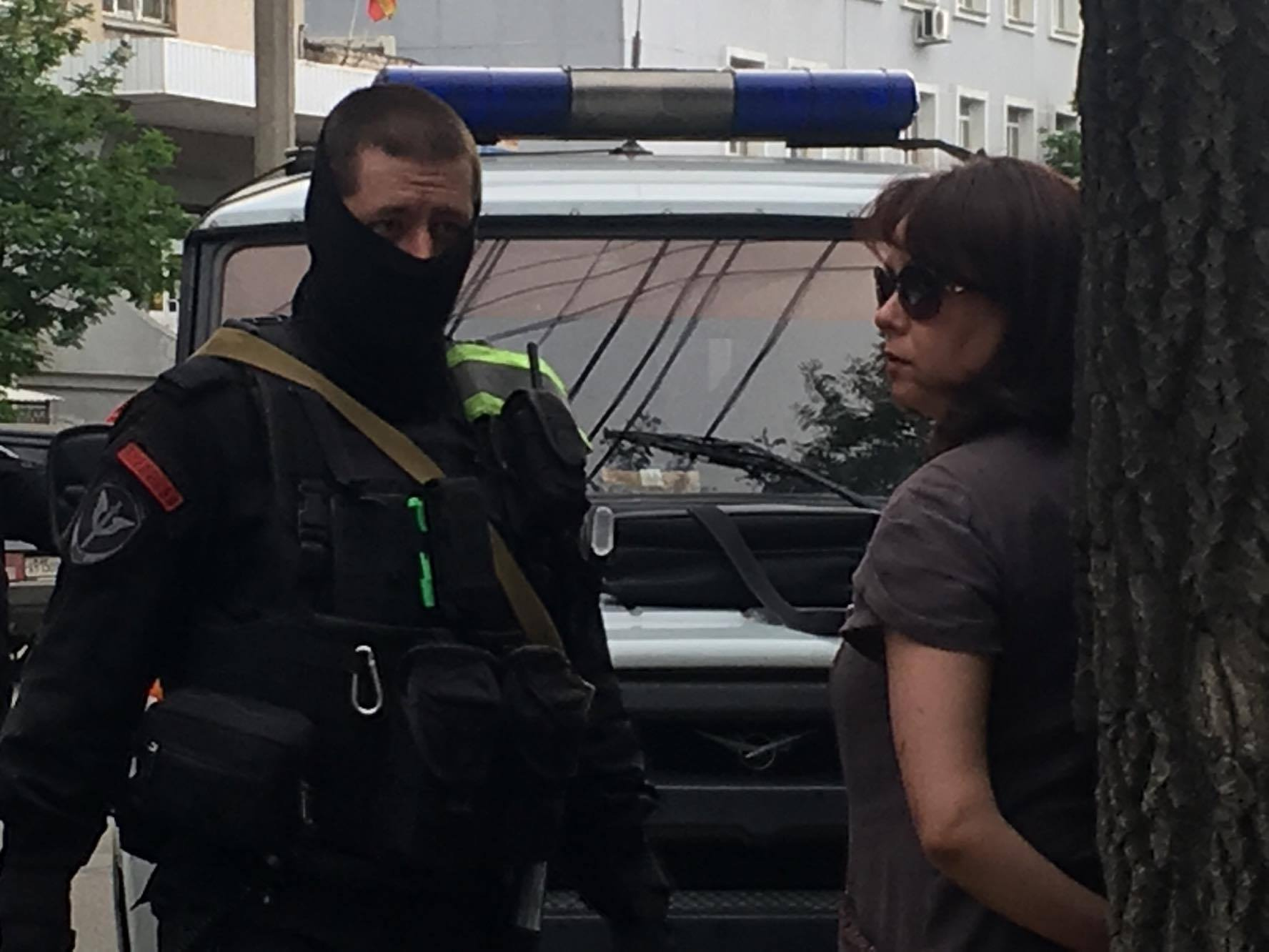 От женщины в темных очках ни на шаг не отходит боец ОМОН От женщины в темных очках ни на шаг не отходит боец ОМОН
