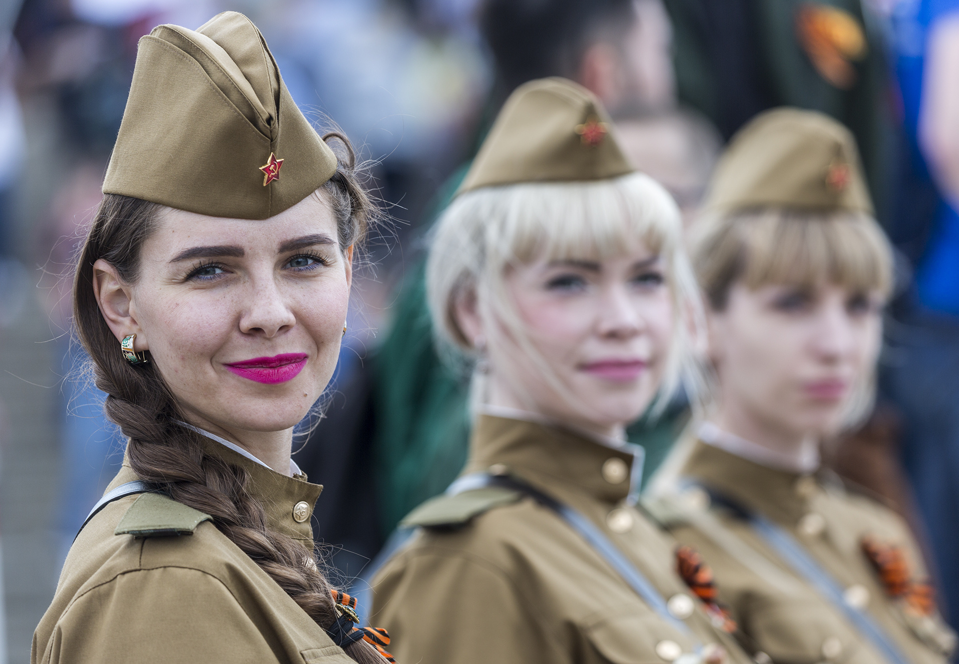 Самая победа. Девушки на параде Победы 2019. Прическа на 9 мая. Девушки реконструкторы. Макияж на день Победы.