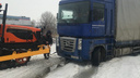 Под Волгоградом ледяная дорога второй день подряд кошмарит водителей фур
