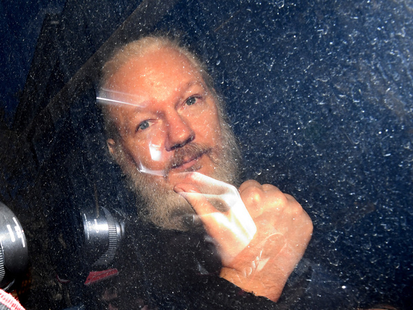 Освнователь WikiLeaks Джулиан Ассанд после задержания в Лондоне// Victoria Jones/PA Wire/PA Images/ТАСС