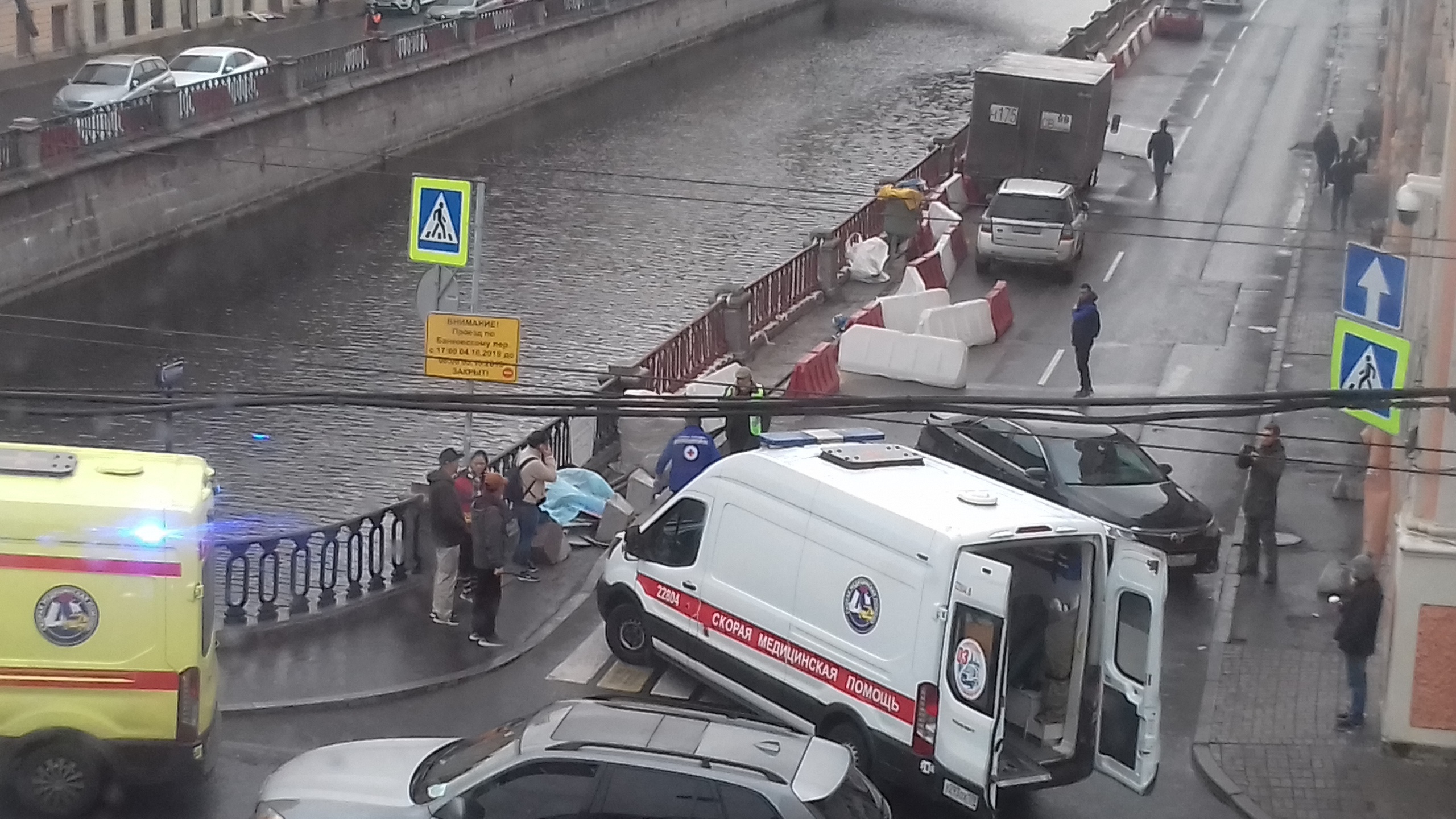 Китаец погиб в центре Петербурга. В него после ДТП отлетел автомобиль,  столкновение попало на видео - 9 октября 2019 - ФОНТАНКА.ру