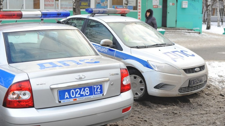Два тюменских водителя пытались дать взятку сотрудникам ДПС
