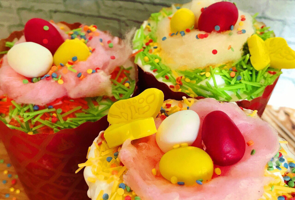 Куличи крупным планом. Глядя на фотографию, можно представить, как это вкусно! Куличи крупным планом. Глядя на фотографию, можно представить, как это вкусно!