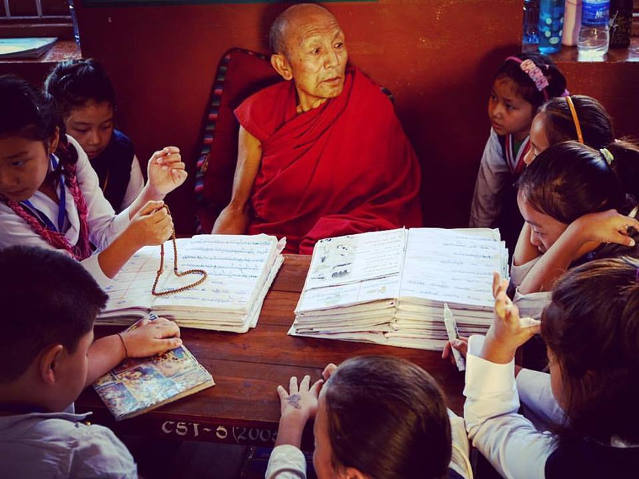 Монах-учитель. Тибетская школа в Гималаях.