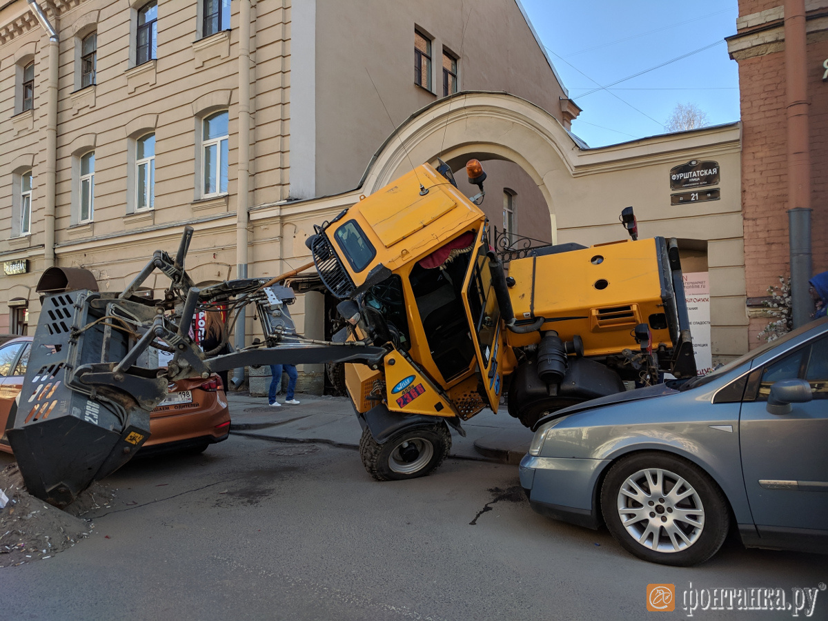 Трактор упал на машины в центре Петербурга. Поймал две, но мусор не удержал  - 18 апреля 2019 - ФОНТАНКА.ру