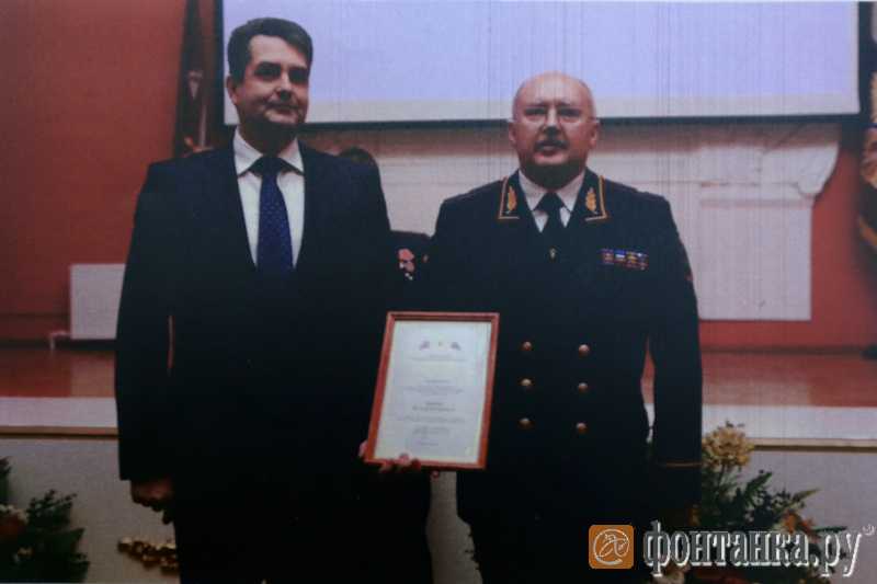 18 января 2013 года полпред Николай Винниченко вручает Быкову еще одну почетную грамоту от Полномочного представителя
