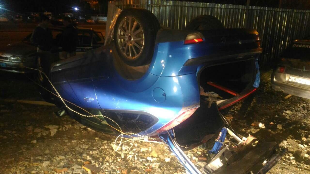 Ford Focus рухнул на крышу на ночной дороге в Челябинске