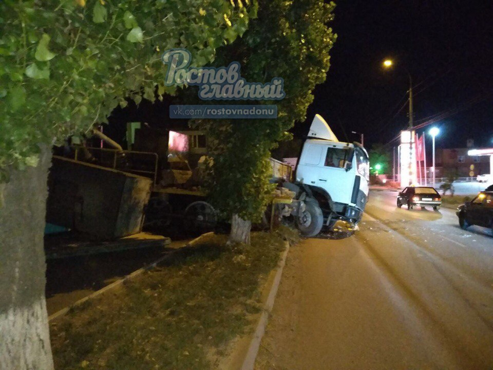 Поезд протаранил еще и фуру Поезд протаранил еще и фуру