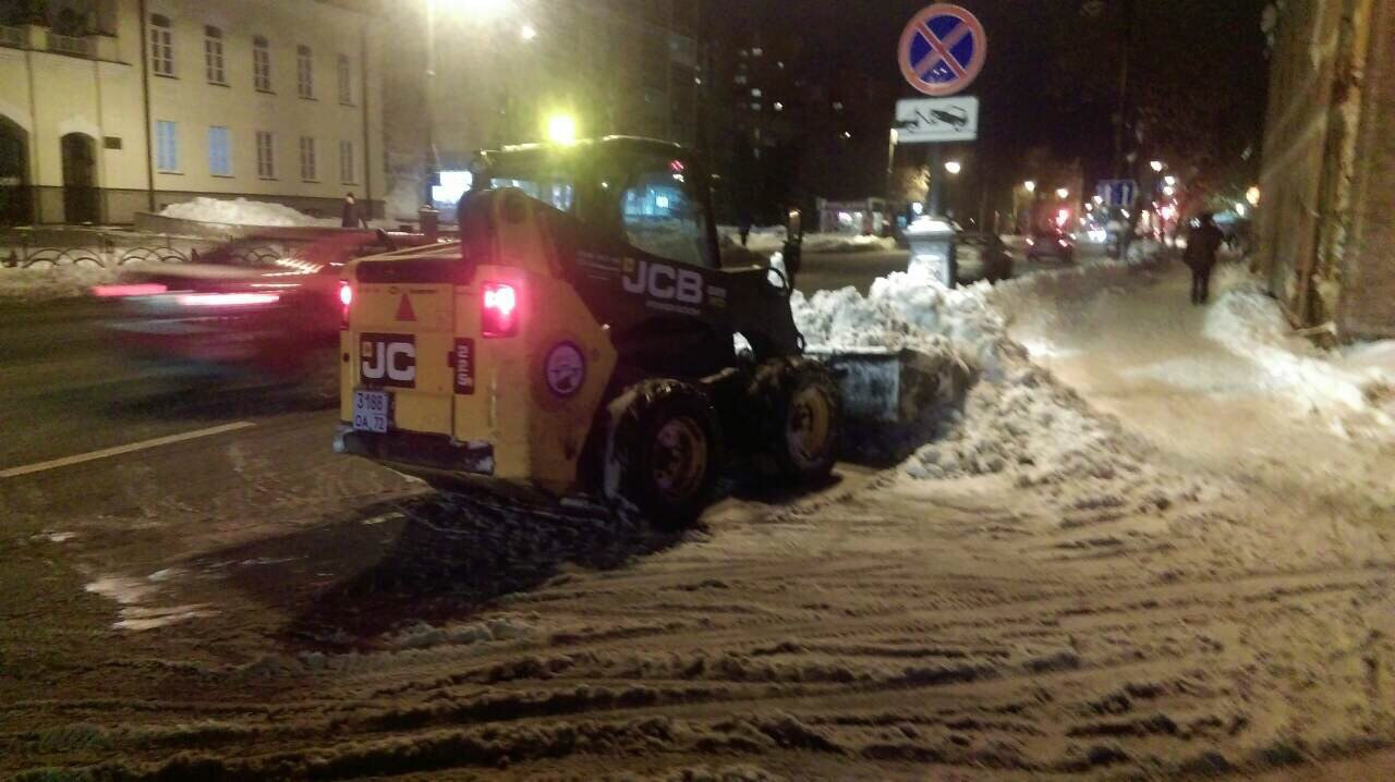 18 подрядных организаций убирают снег с 1200 километров городских дорог