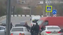 В Ростове не поделившие дорогу водители устроили потасовку на проезжей части