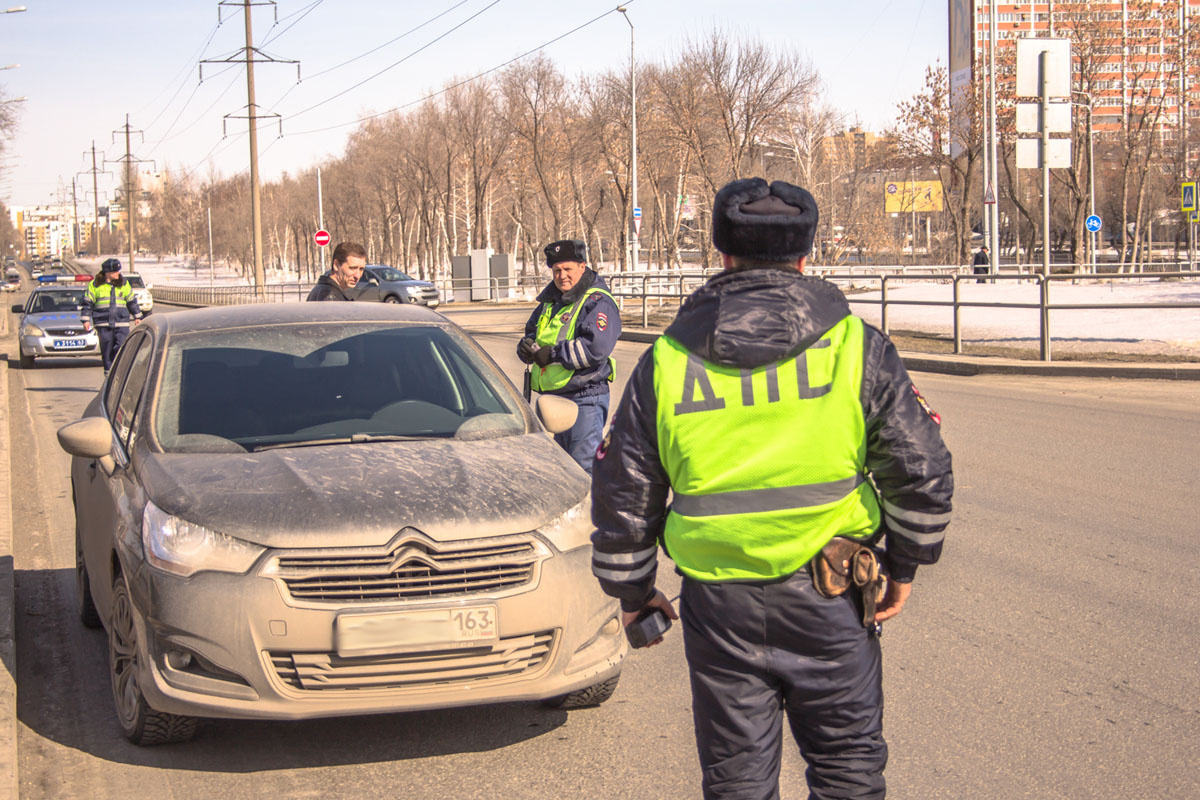 Дпс на дороге. Много ДПСНИКОВ на дороге. Инспектор ДПС С патрульной машиной на дороге. Патрулирование ГИБДД.