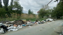 В Кировском районе Волгограда больше месяца не могут разобрать свалку у жилых домов