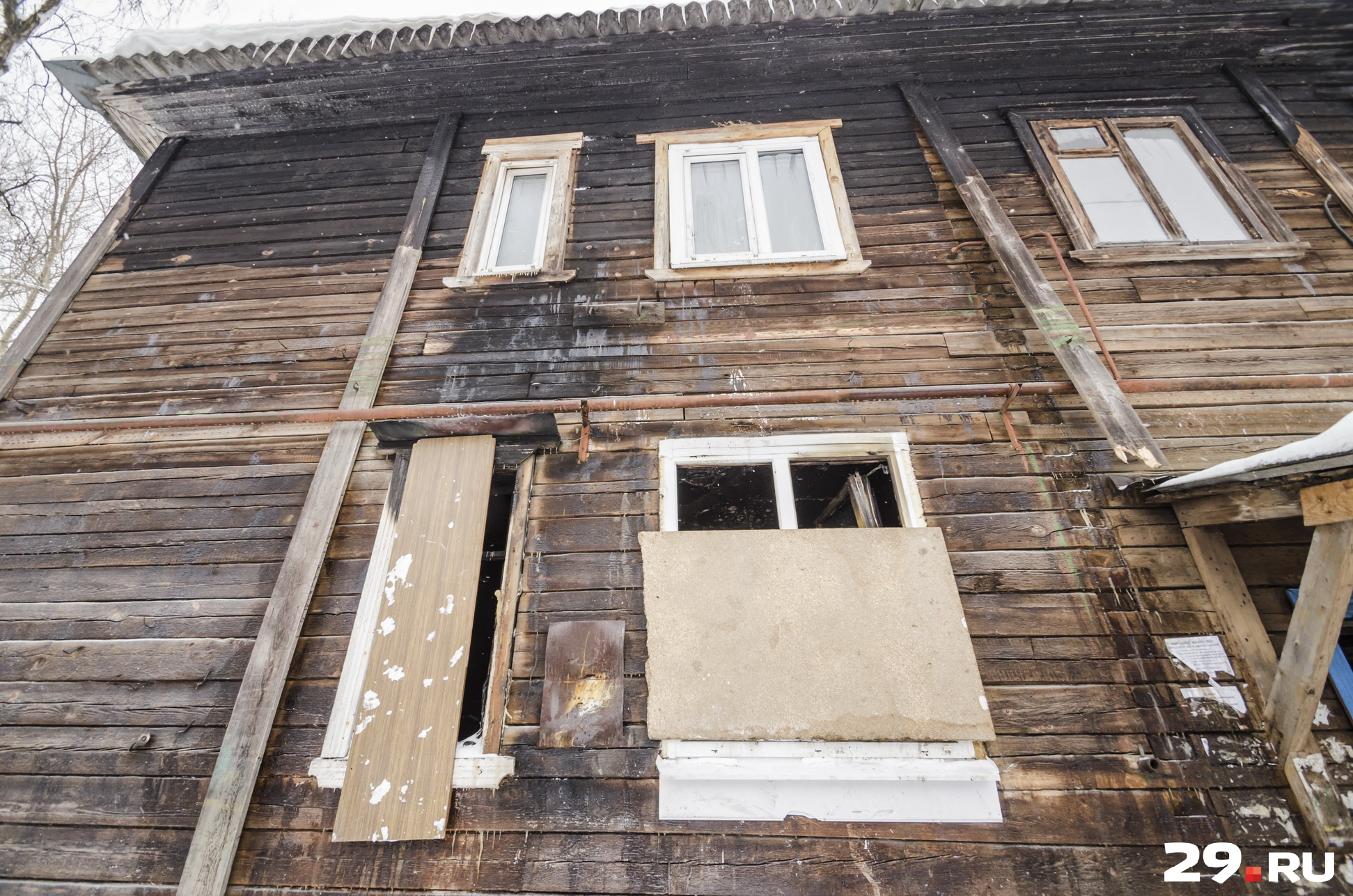 Соседи из дома №15 сказали Валентине Егоровне, что если дочки не заколотят окна в сгоревшей квартире, они подадут на них в суд. Заколотили