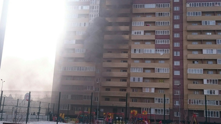 Из-за пожара в многоэтажке на Верхнетарманской спасатели эвакуировали 15 человек