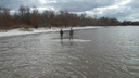Два подростка уплыли к середине реки на оторвавшейся льдине