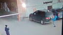 В Архангельске разыскивают вандала, изуродовавшего авто