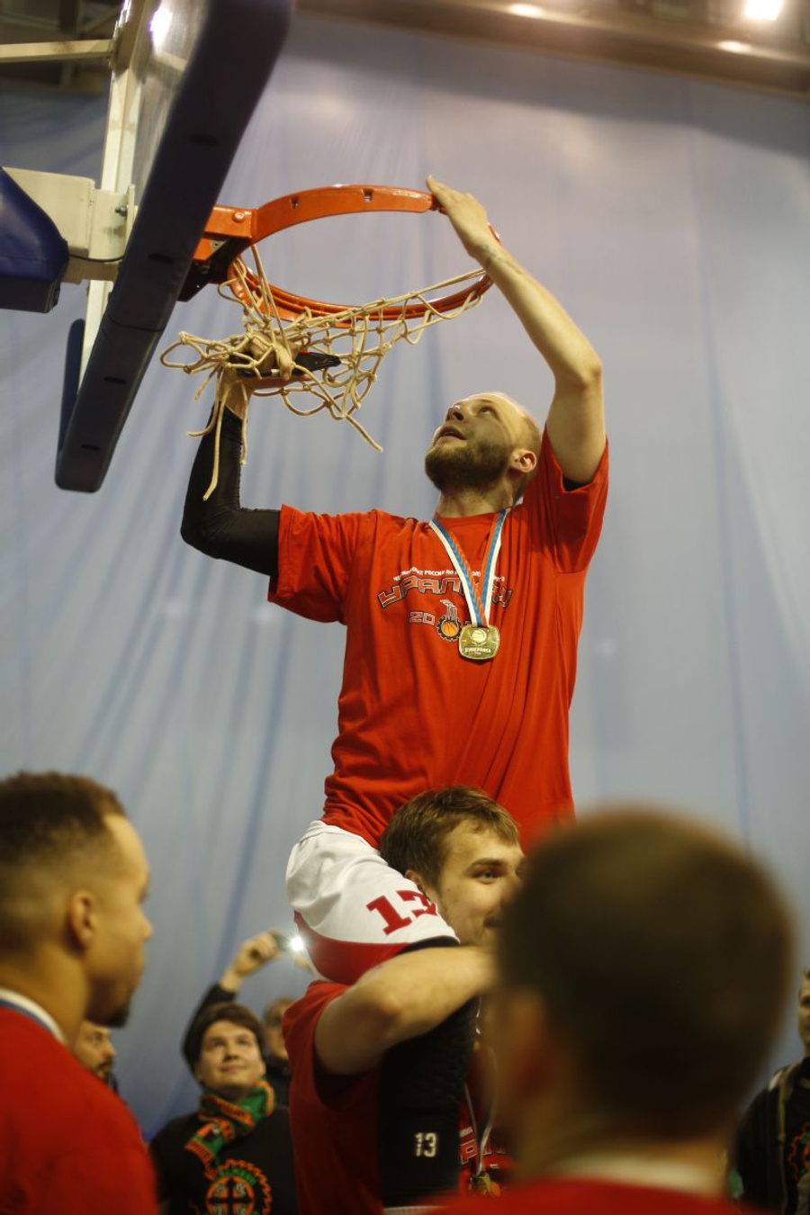 По традиции после победы по итогам сезона чемпионы срезали сетку с баскетбольного кольца на память.