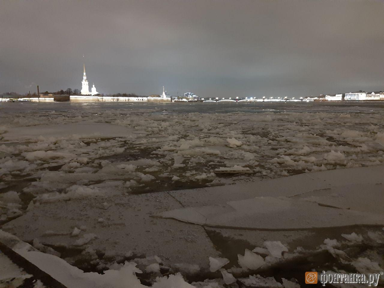 Льдины на Неве. Машина на льдине в Неве Санкт-Петербург. Минусы Питера 1. Последнее похолодание