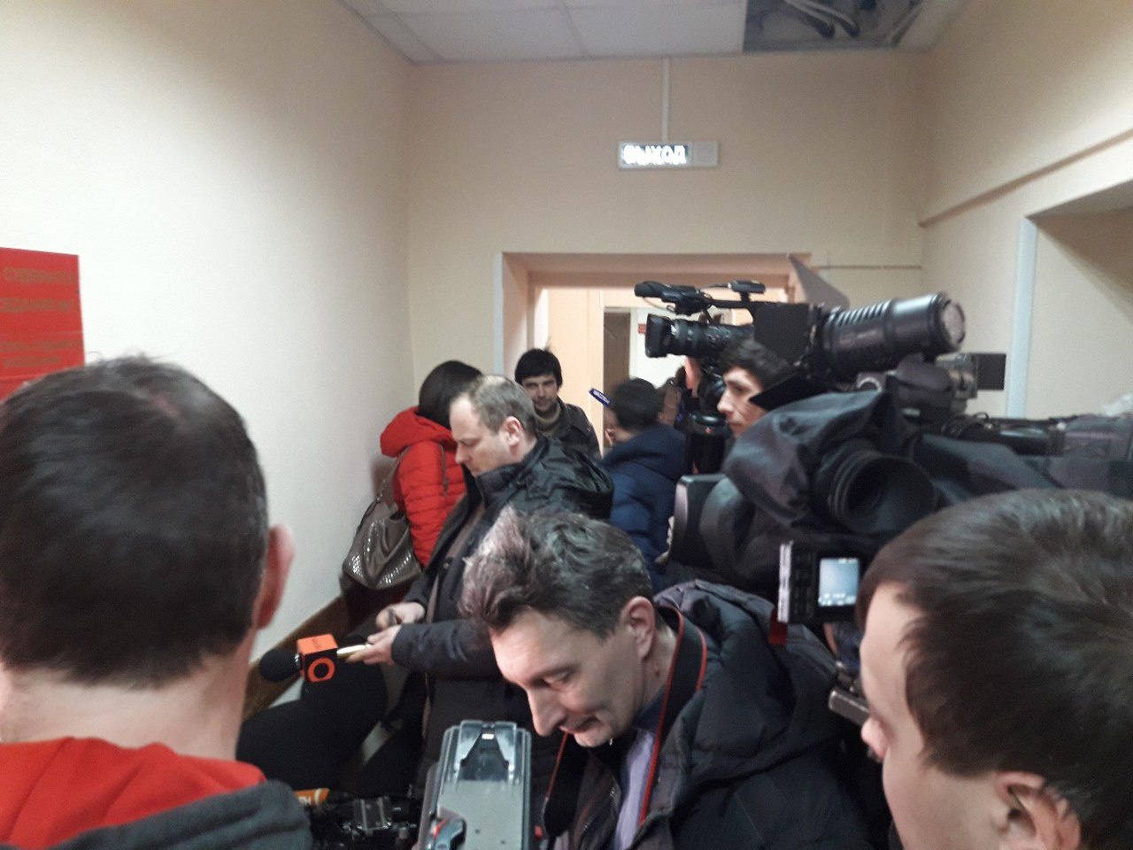 Все представители СМИ ждут, как прокомментирует ситуацию сам Александр Кирилин