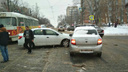 Аварийный «поцелуй» на трамвайных путях: на Партизанской столкнулись Renault Logan и «Гранта»