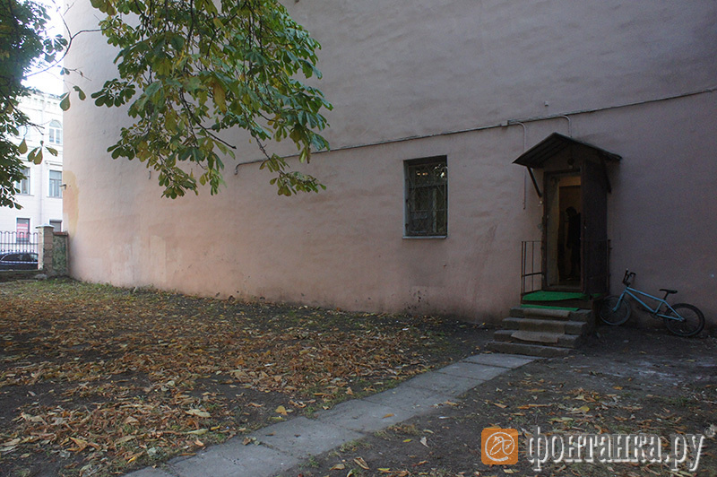 Вход в нежилое помещение, где жила таджикская семья с ребенком