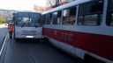 В Самаре на Тухачевского автобус врезался в трамвай